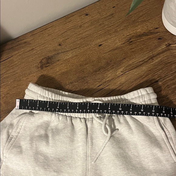 ARITZIA Boyfriend Fit Sweatfleece Cozy Fleece Women’s Grey Lounge Casual Shorts - Picture 6 of 8